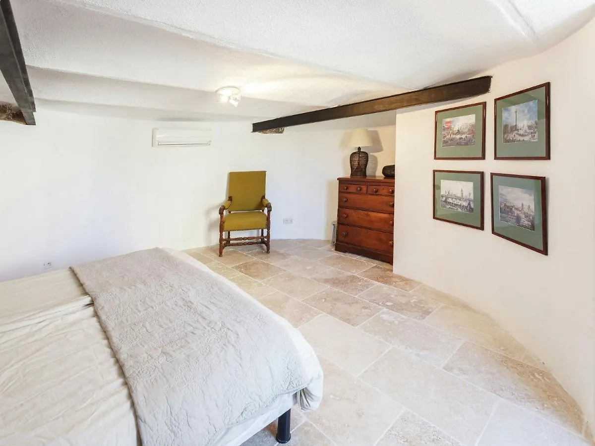 Holiday home Spacious Castle In Jonquieres With Swimming Pool