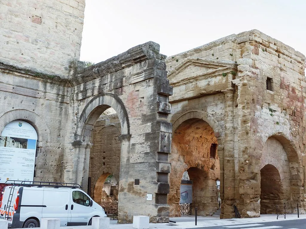 Spacious Castle In Jonquieres With Swimming Pool Holiday home